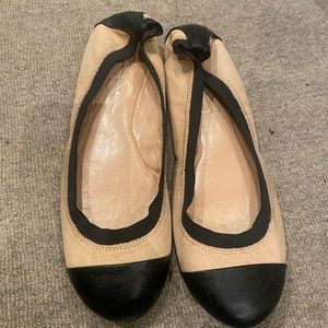 Jessica Simpson, 8.5 nude and black captoe flat